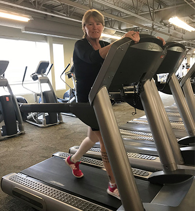 Heather Evans fait du tapis roulant au gym
