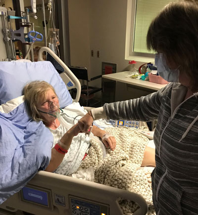 Heather encourage sa soeur Barbara après une opération à cœur ouvert