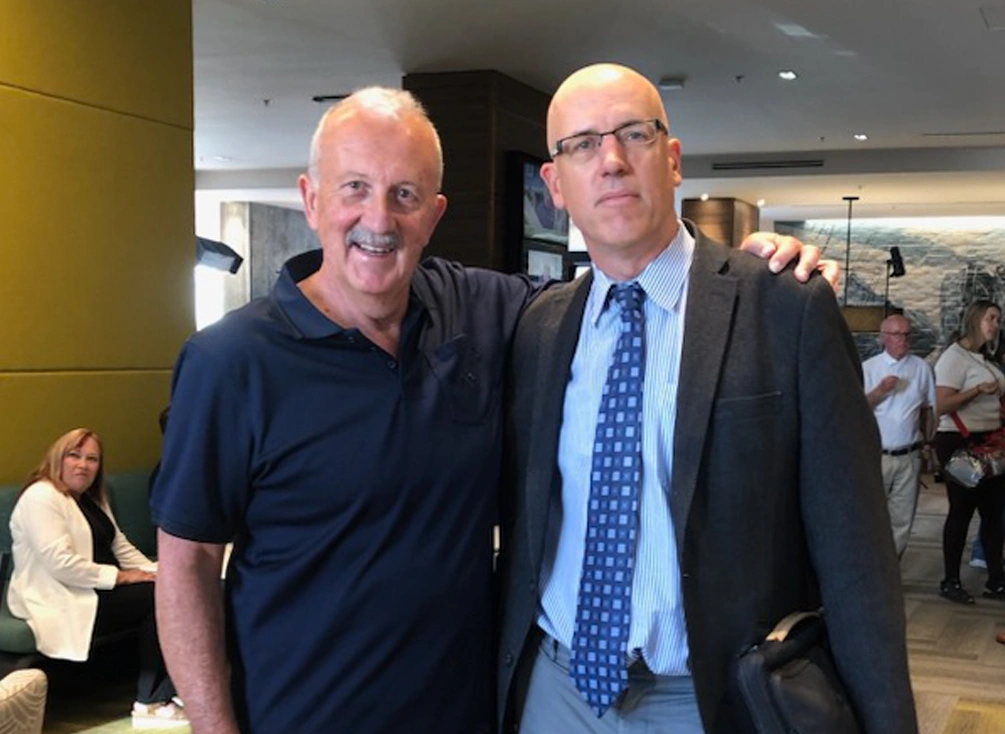 John et le Dr Michael Hill.