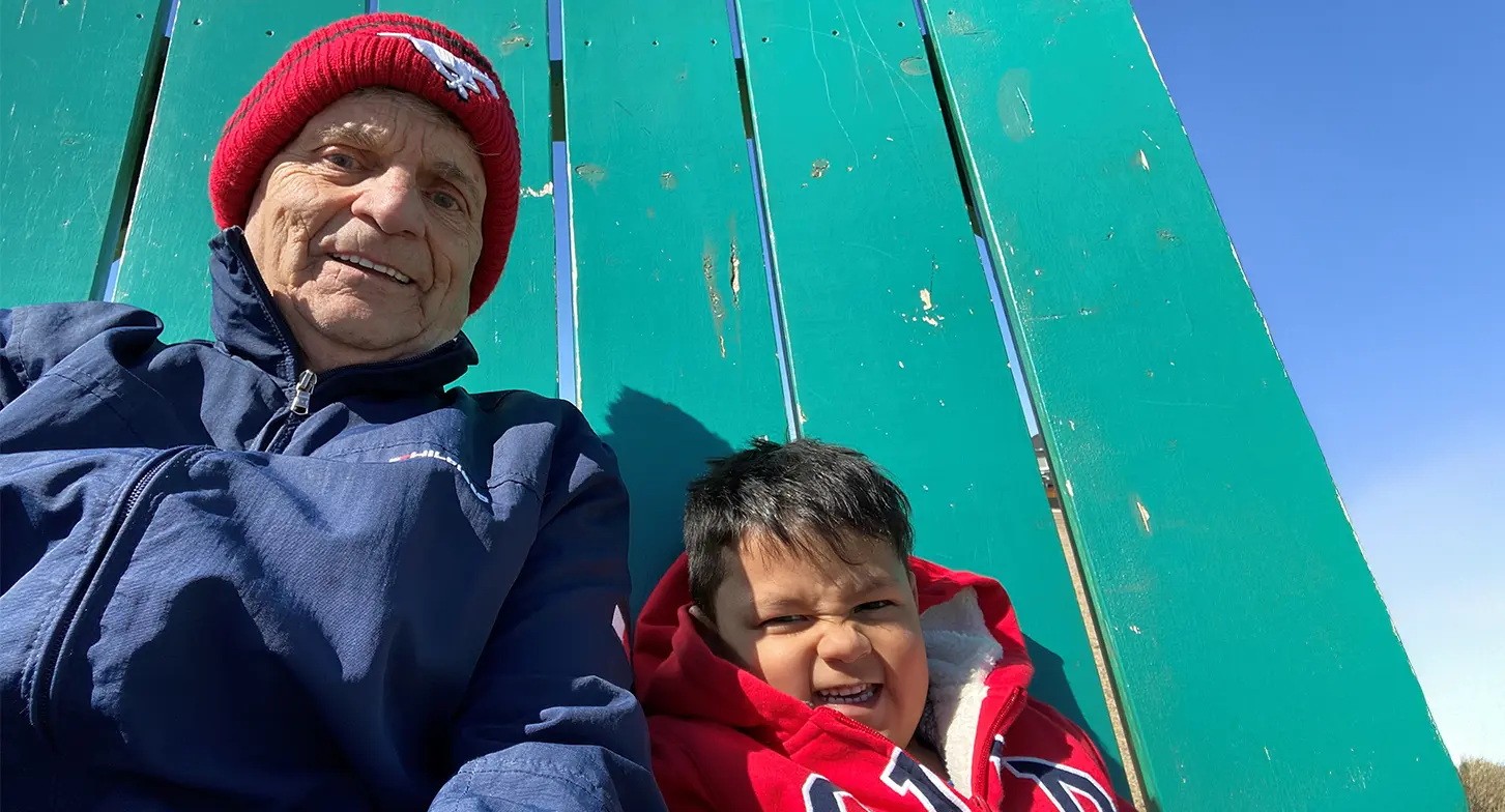 John Wheatcroft avec son petit-fils, Pernell.