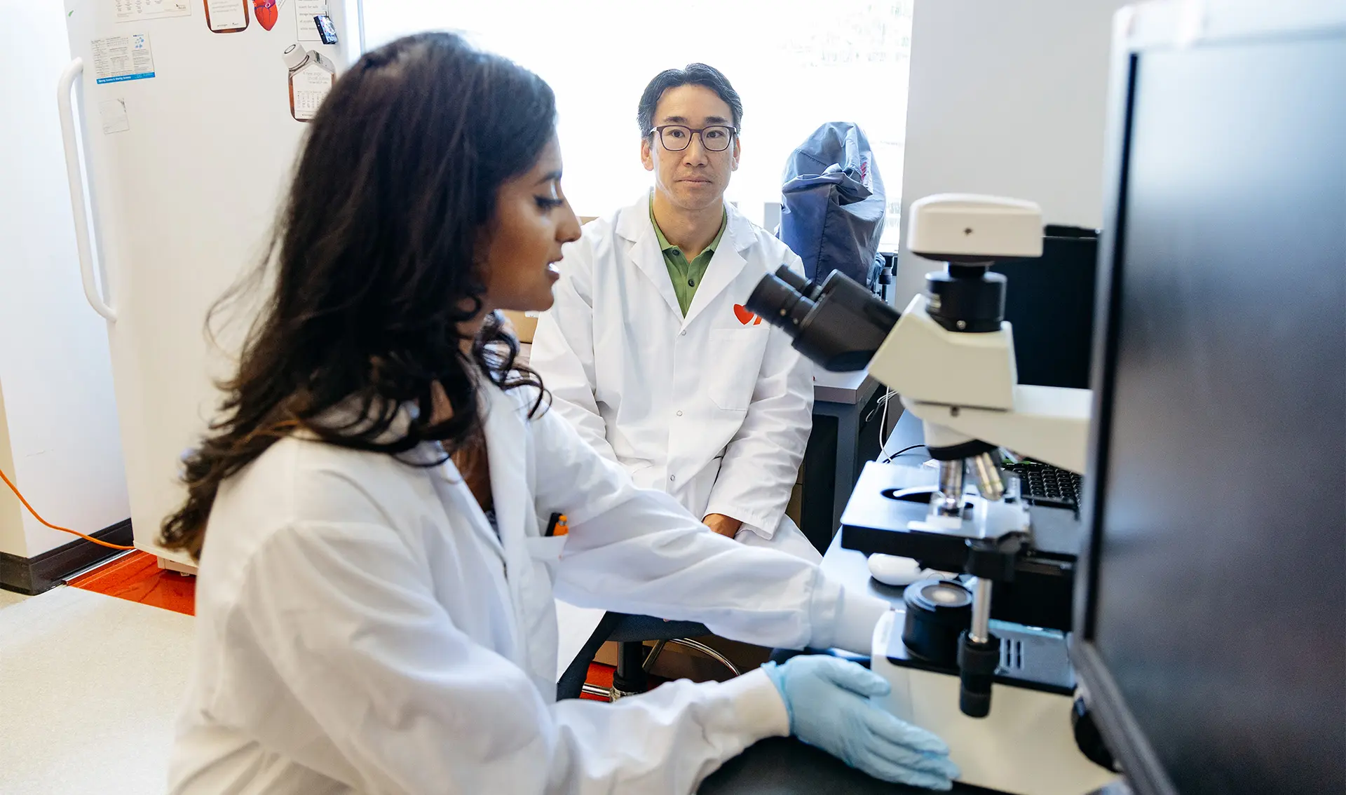 Le Dr Jonathan Choy et son assistante de recherche, Javairia Rahim, examinent un échantillon dans leur laboratoire.