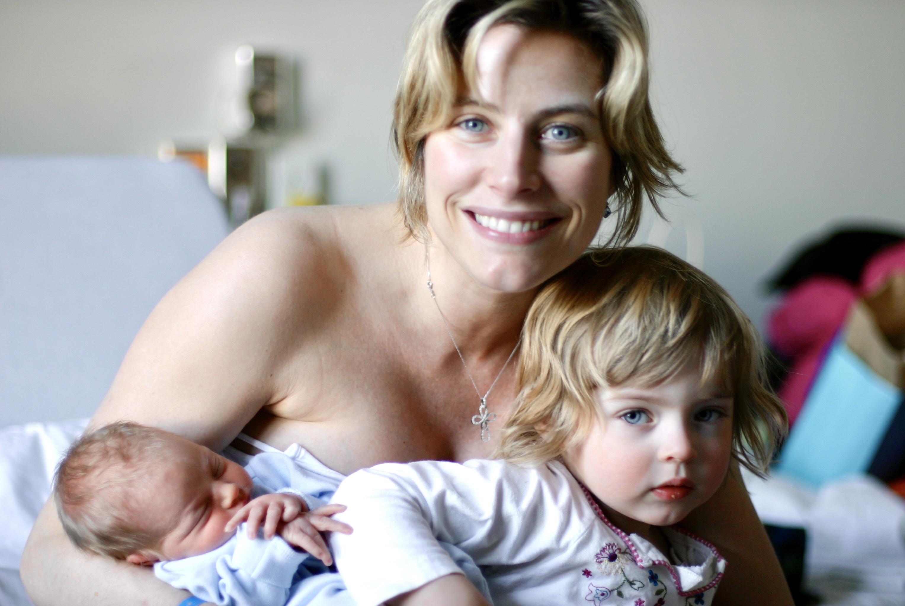 Julie du Page avec sa fille Billie et son fils nouveau-né, Augustin.