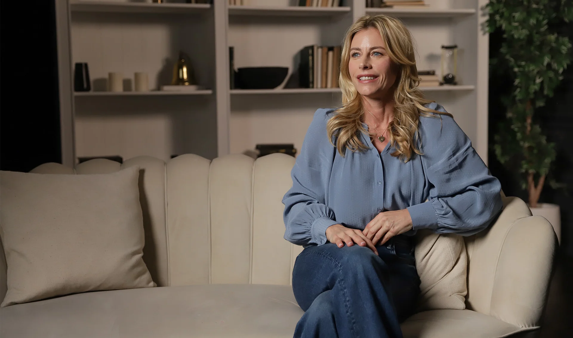 Julie du Page qui parle assise sur un divan.