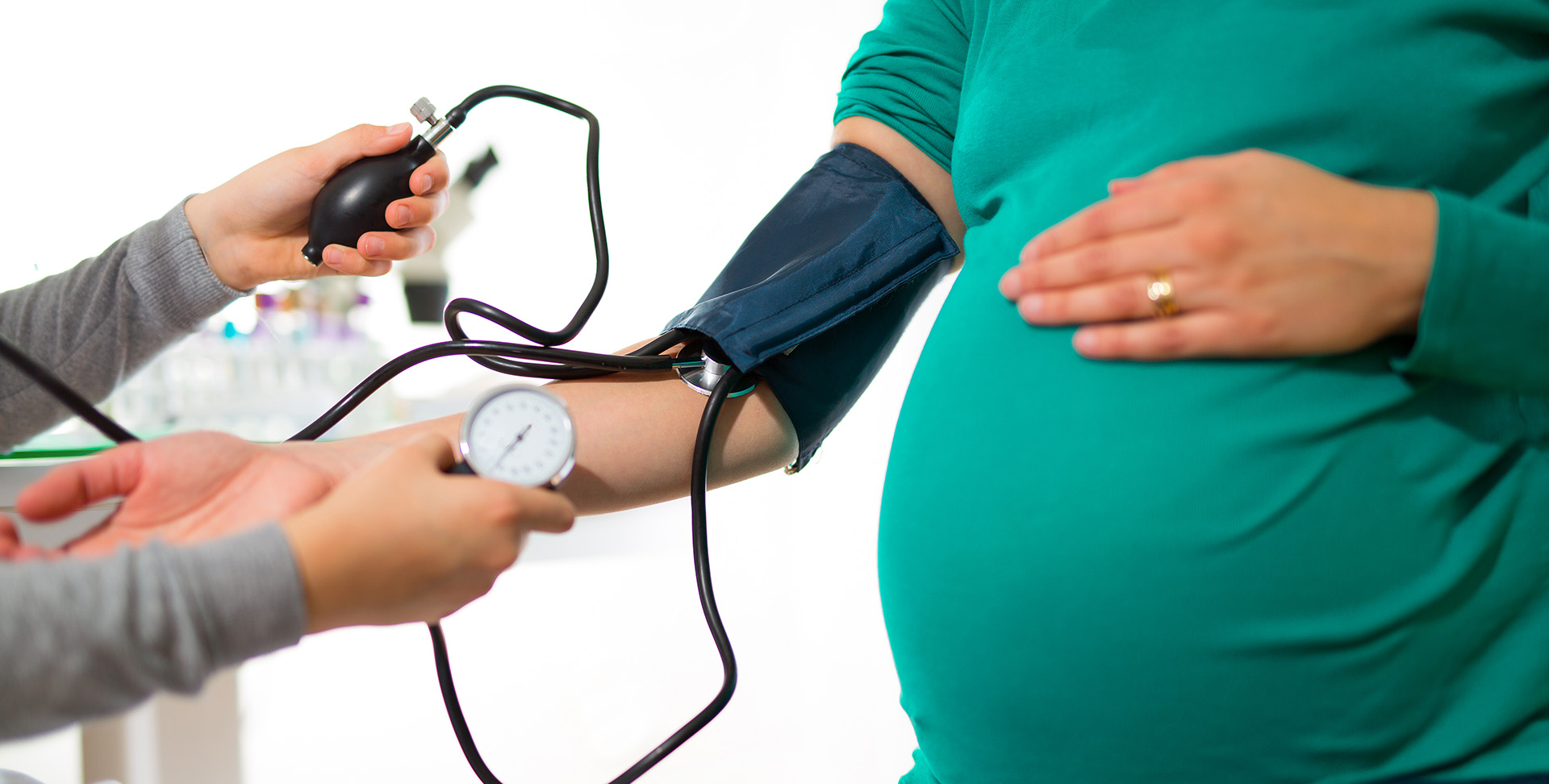 Une femme enceinte fait mesurer sa tension artérielle au cabinet du médecin