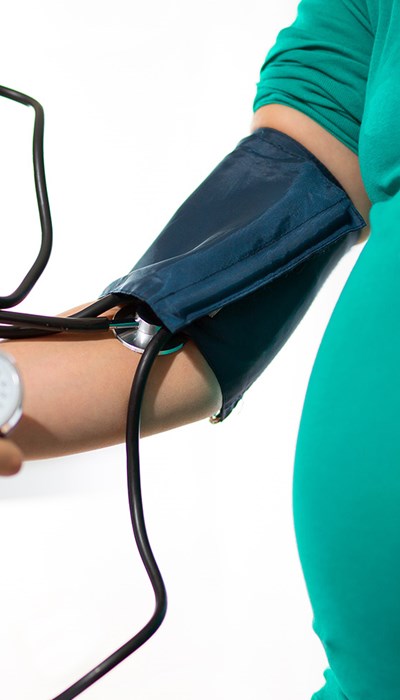 Une femme enceinte fait mesurer sa tension artérielle au cabinet du médecin