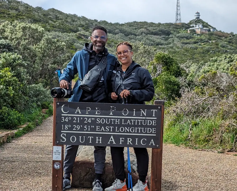 Katherine et son mari, Sheldon, derrière le panneau de Cape Point, en Afrique du Sud.