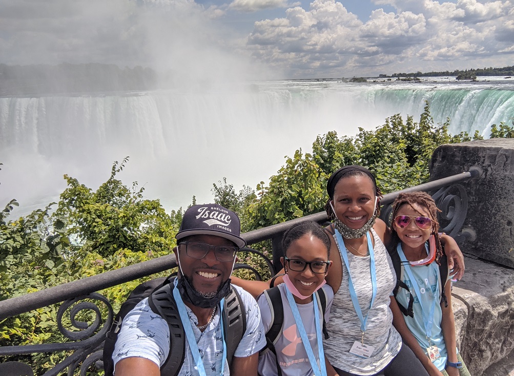 Photo de Katherine et de sa famille aux chutes Niagara. 