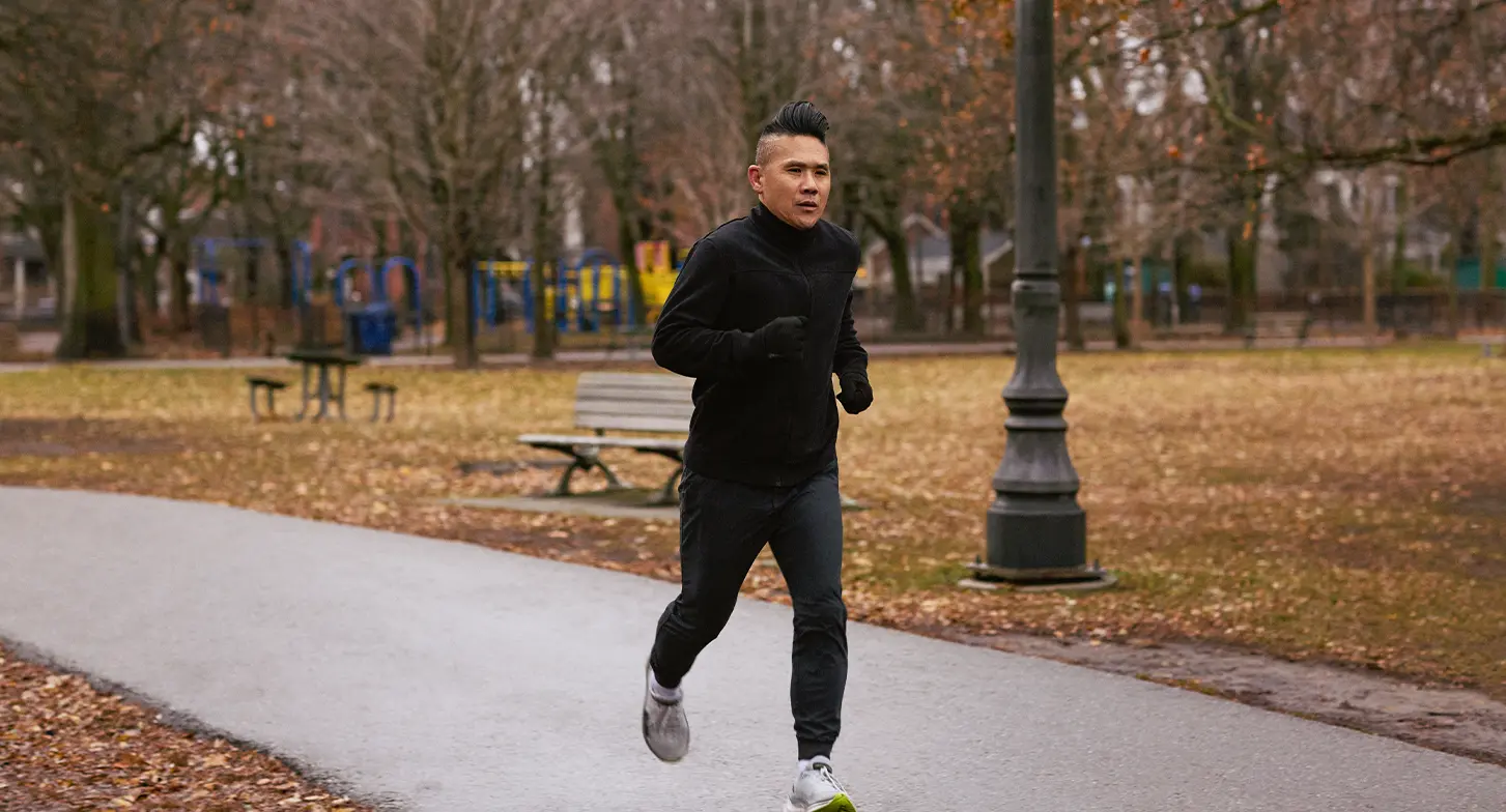 Ken Wong fait du jogging dans un parc.