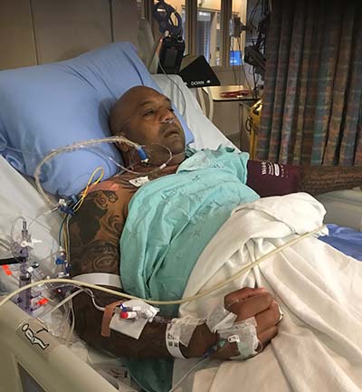 Kevin dans son lit d’hôpital en train de recevoir des soins d’urgence