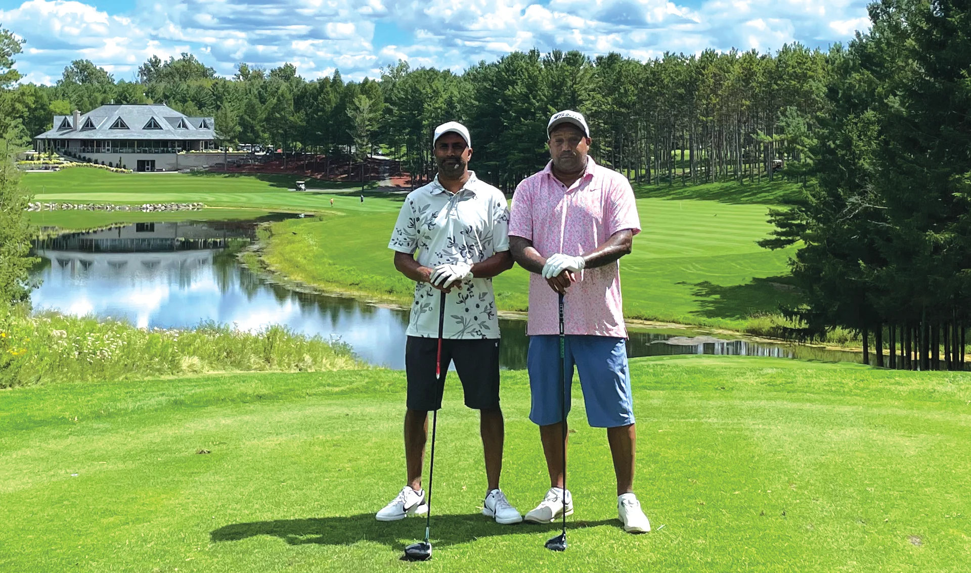 Kevin Lobo et son frère debout sur un terrain de golf