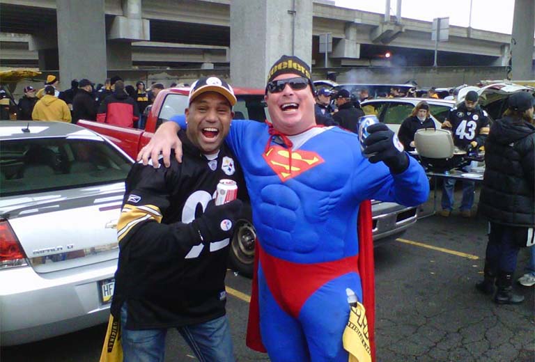 Photo de Kevin avec un homme déguisé en Superman