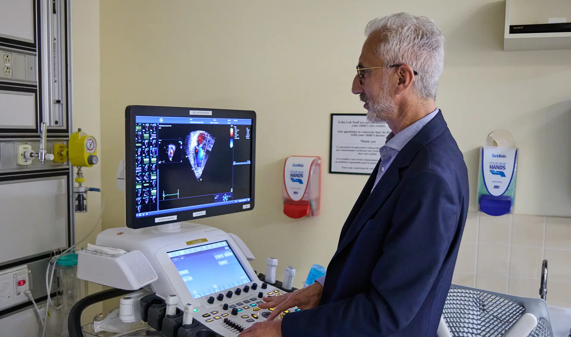 Le Dr Luc Mertens tape sur le clavier d’une machine.