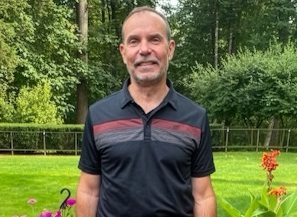 Mark chez lui, dans son jardin.