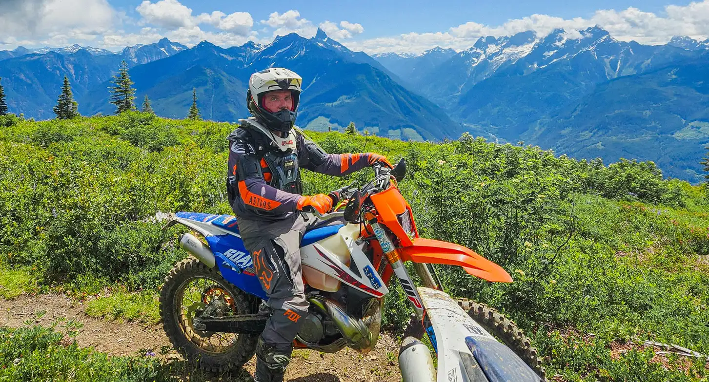 Mark en moto tout-terrain sur un sentier panoramique.