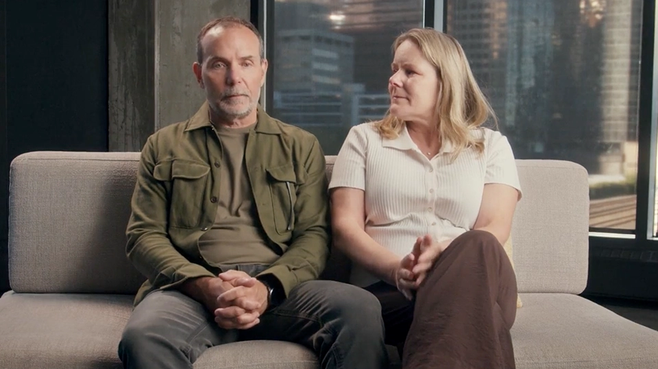 Mark Friesen, qui vit avec les séquelles d’un AVC, en compagnie de son épouse.