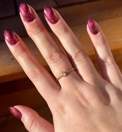 La main de Melissa, les ongles fraîchement vernis.