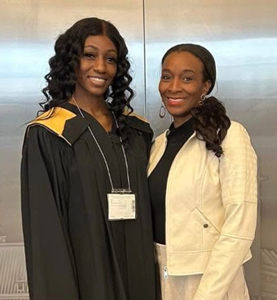 Natalie à la cérémonie de remise des diplômes de sa fille, Jaya.