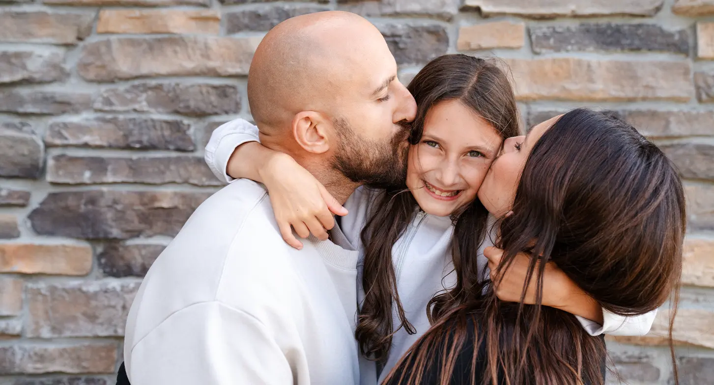 Nick Foligno et sa femme, Janelle, embrassent leur fille, Milana.