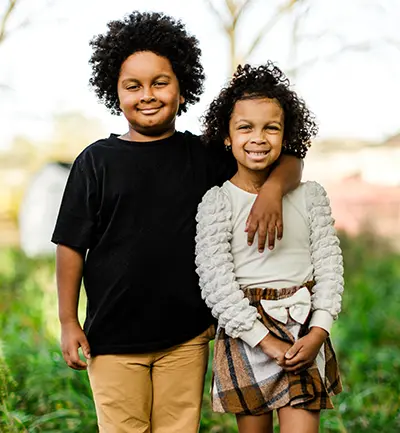 Nora et son frère jumeau, Koa.