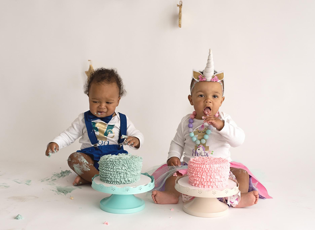 Les jumeaux Koa et Nora mangent leur gâteau d’anniversaire. 