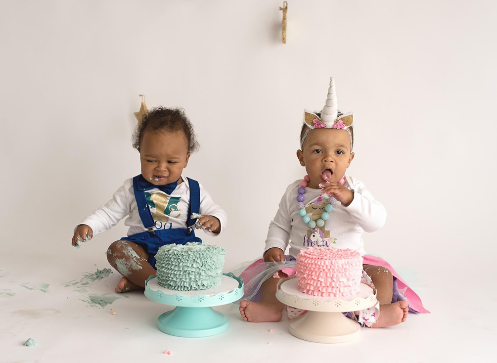 Les jumeaux Koa et Nora mangent leur gâteau d’anniversaire.
