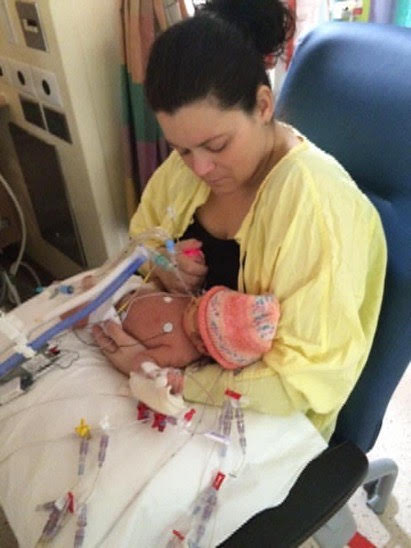 Aleasha porte une chemise d’hôpital pour pouvoir prendre Nora.