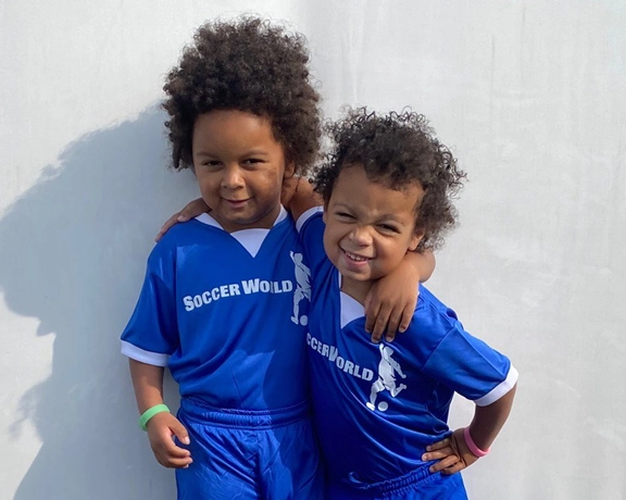 Nora (à droite) et son frère Koa (à gauche) prennent la pose vêtus de leurs uniformes de soccer.