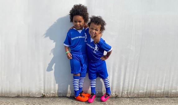 Nora (à droite) et son frère Koa (à gauche) prennent la pose vêtus de leurs uniformes de soccer.