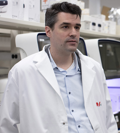 Dr Paré dans le laboratoire