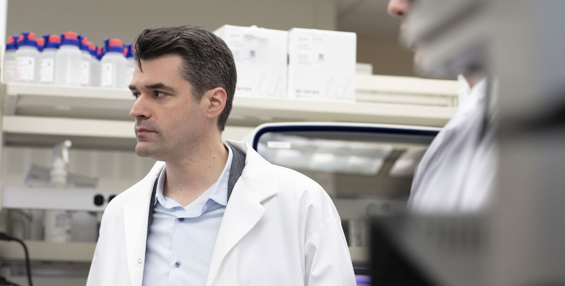 Dr Paré dans le laboratoire