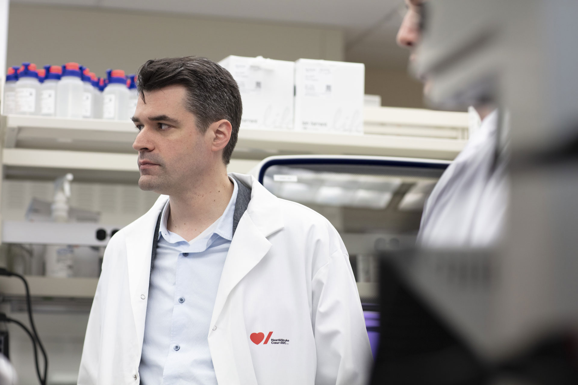 Dr Pare dans une blouse blanche avec le logo Heart & Stroke dessus