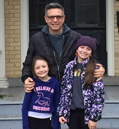 Paul avec ses filles.