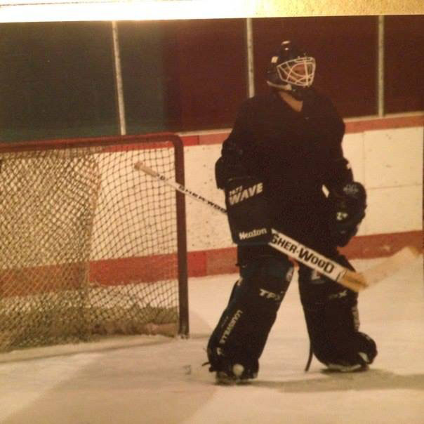 Paul joue comme gardien de but pour son équipe de hockey