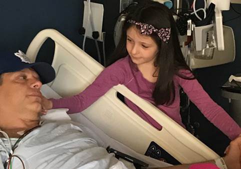  Paul couché dans un lit d'hôpital avec sa fille à ses côtés