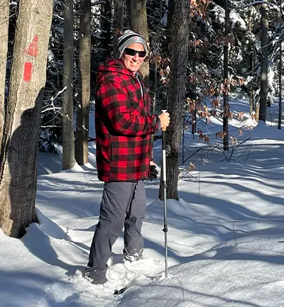 Paul King faisant une randonnée d’hiver.