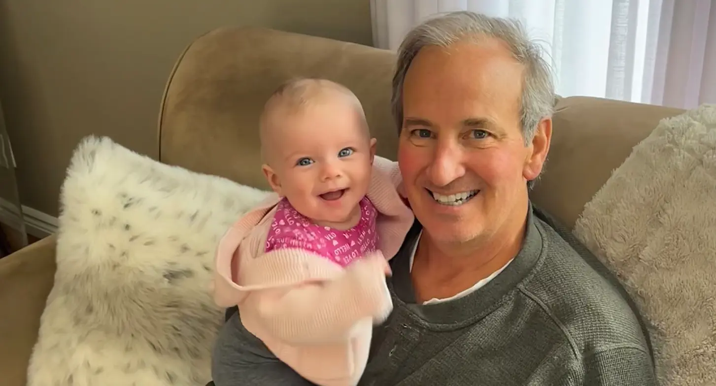 Paul King avec sa petite-fille, Charlotte.