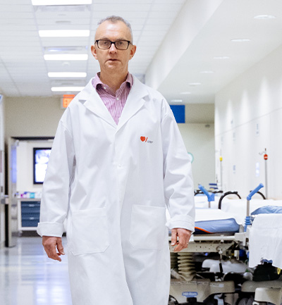 Le Dr Philip Barber marchant dans un corridor du Foothills Medical Centre.