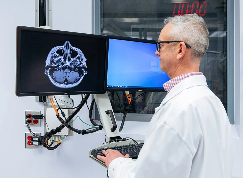 Le Dr Philip Barber étudiant des images cérébrales sur un ordinateur dans son laboratoire.