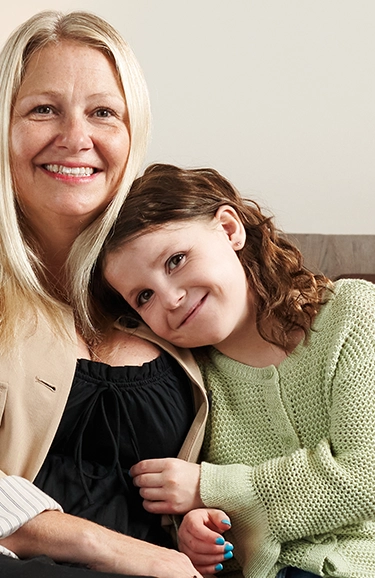 Portrait de la jeune Natalie assise avec sa mère sur le divan