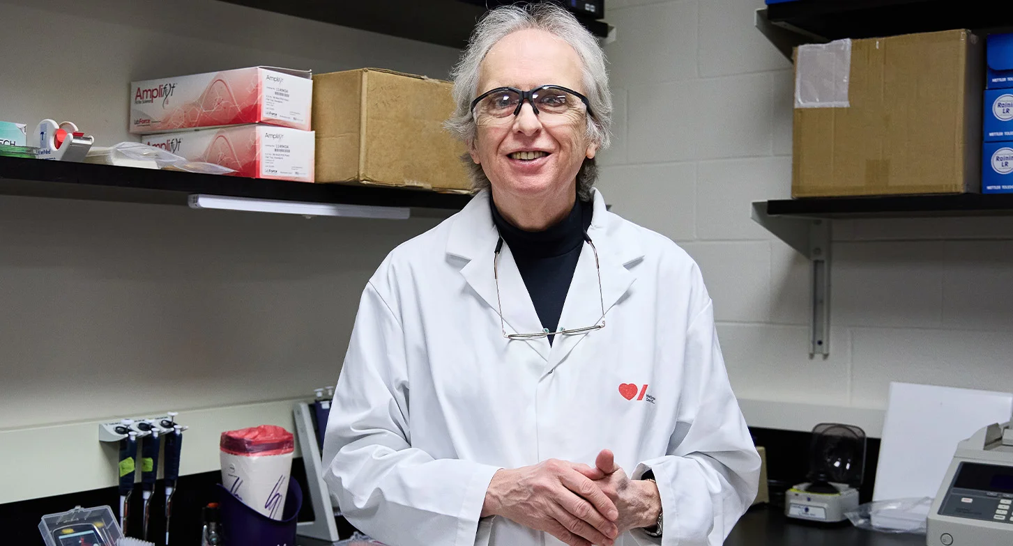 Le Dr Robert Hegele, souriant, dans son laboratoire.