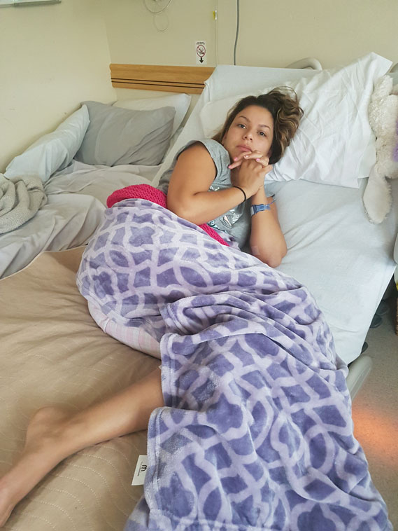  Samantha dans son lit d'hôpital