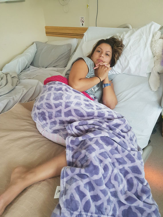 Samantha dans son lit d'hôpital