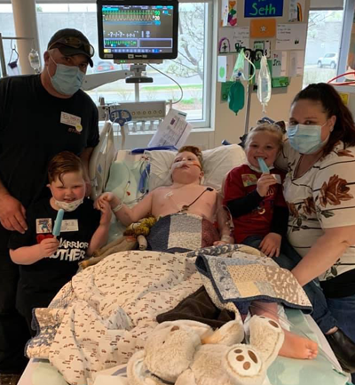 La famille de Seth à son chevet à l’hôpital.