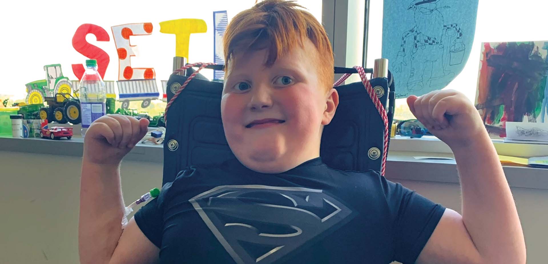 Seth Nottley prenant la pose avec son t-shirt de Superman.