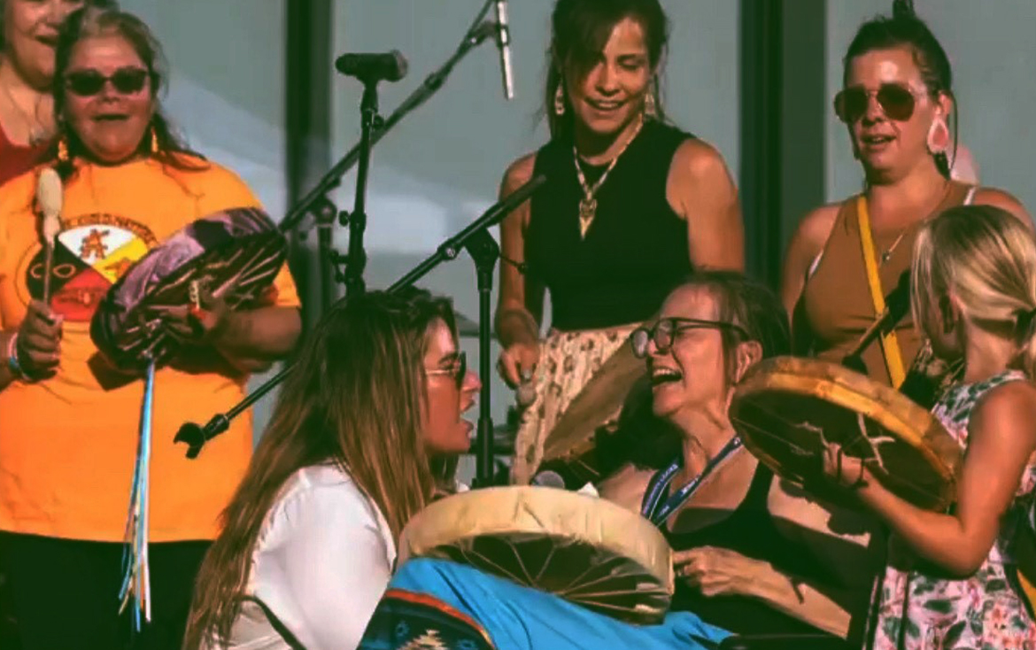 Shawnee et Lynne jouant du tambour avec d’autres femmes.
