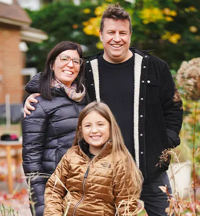 Sophie Bessette, son conjoint Gabriel et leur fille Mia.