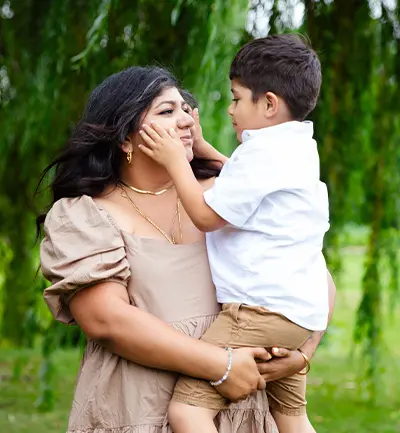 La fille de Suji Krishnan, Rukmini Halliwell, tient son fils Zen dans ses bras.