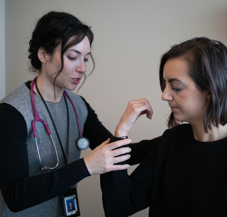 La Docteur Field évalue l’amplitude du mouvement du bras d’un patient.