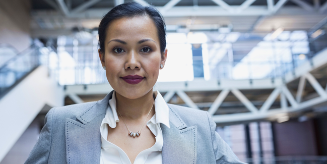 Une femme autochtone photographiée dans un cadre professionnel.