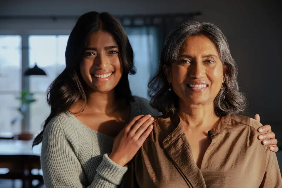 Garima Dwivedi, qui vit avec les séquelles d’un AVC, et sa fille, Ila.